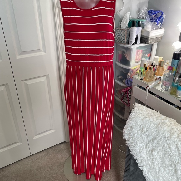 Elegant Red Striped Maxi Dress - Picture 1 of 3